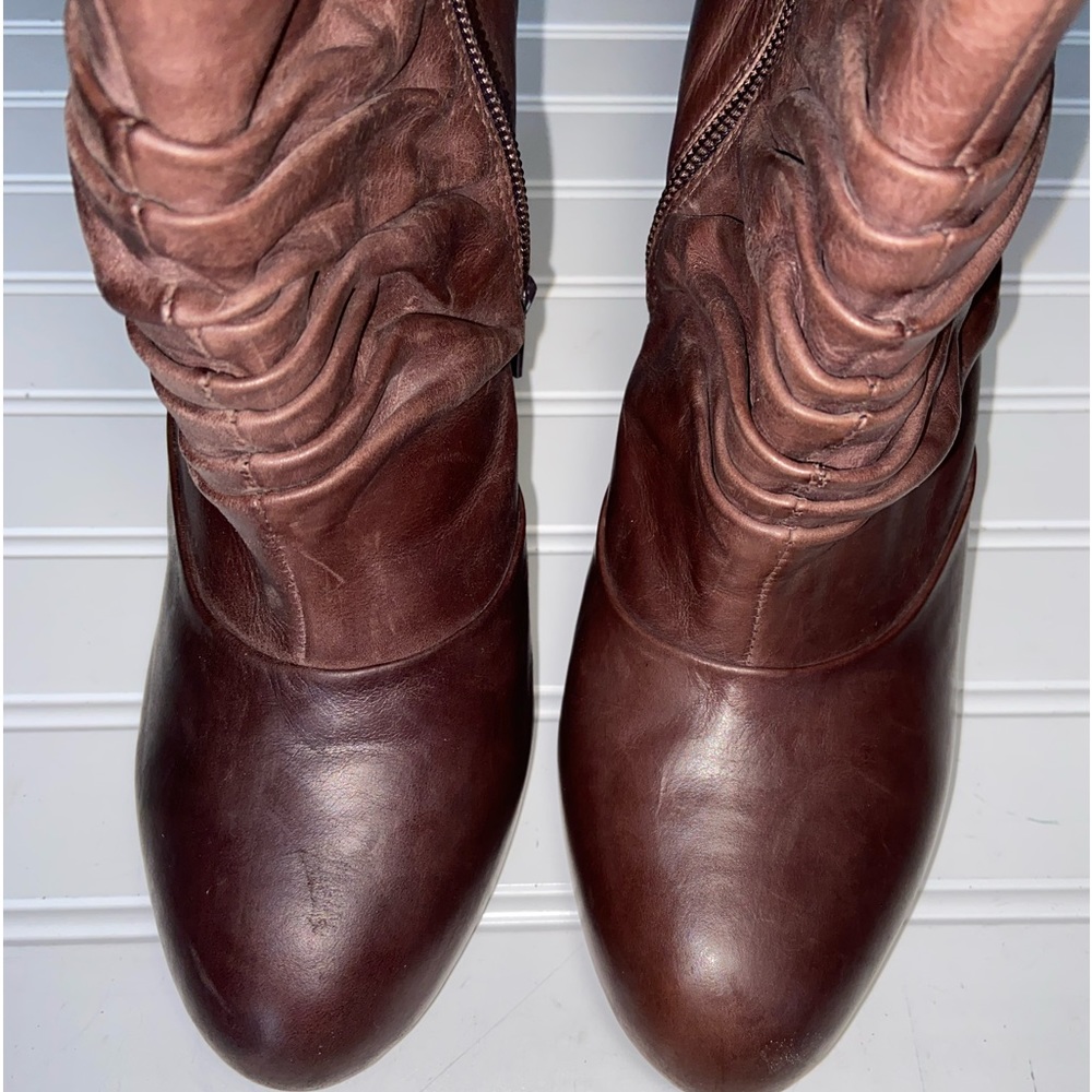 Fergie Ladies Size 9.5 M Brown Leather Zip Up Booties 4.75" Heels Good Condition - Picture 4 of 9